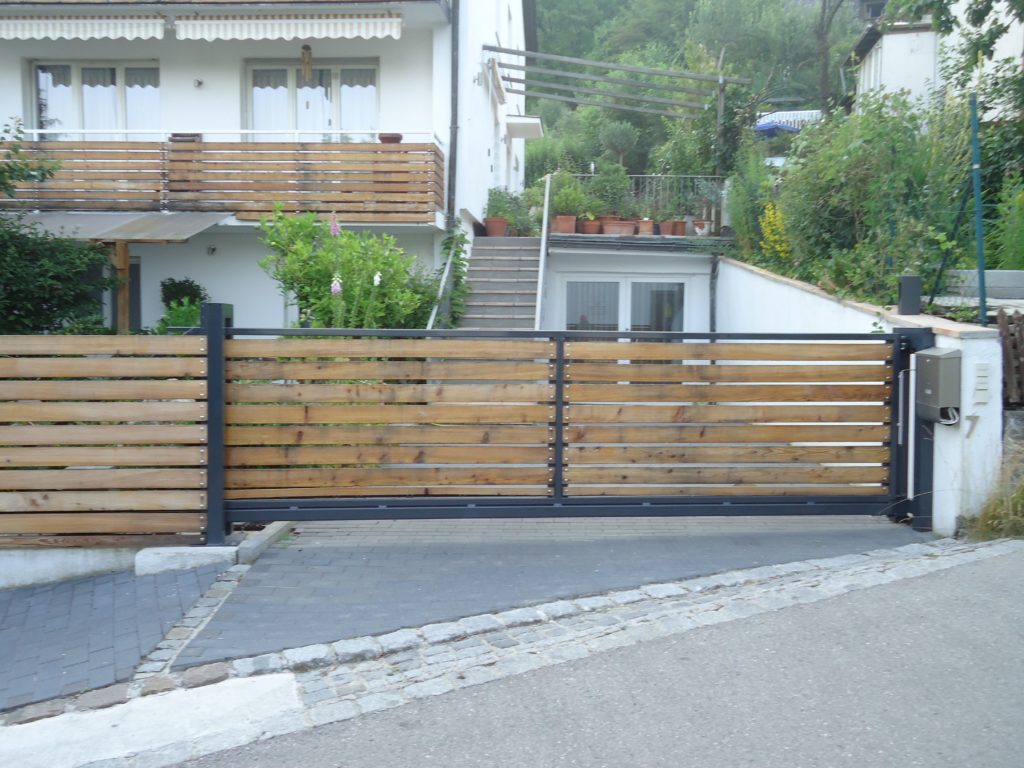 schiebetor mit holzfüllung